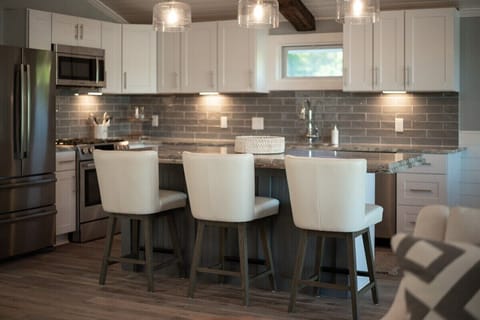Breakfast bar seating of 3 in the kitchen