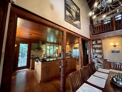 Big open spaces with a kitchen and grill area that make it a pleasure to cook.