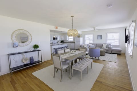 Dining area with seating for 6.
