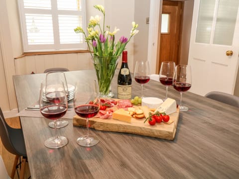 Cottage | Private kitchen | Fridge, dishwasher, electric kettle, toaster