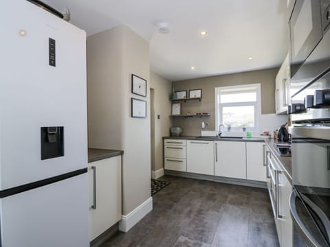 Cottage | Private kitchen | Fridge, dishwasher, electric kettle, toaster