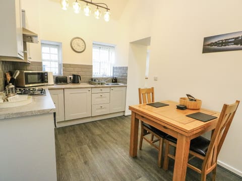 Cottage | Private kitchen | Fridge, electric kettle, toaster, cookware/dishes/utensils