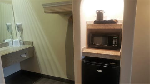 Combined shower/tub, free toiletries, hair dryer, towels