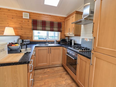 Cottage | Private kitchen | Fridge, dishwasher, electric kettle, toaster