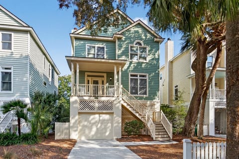 Welcome to the sought after Grand Pavilion neighborhood!