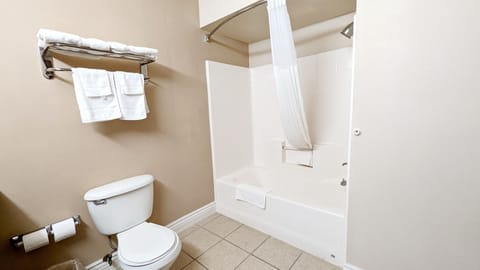 Combined shower/tub, hair dryer, towels