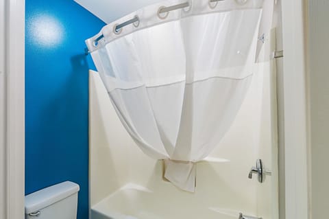 Combined shower/tub, hair dryer, towels