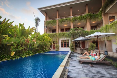 Outdoor pool, sun loungers