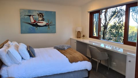 Quiet cottage in bush setting and spectacular Pittwater views.