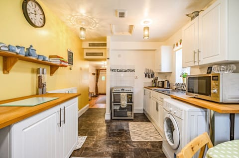 Cottage | Private kitchen | Fridge, electric kettle, toaster, cookware/dishes/utensils