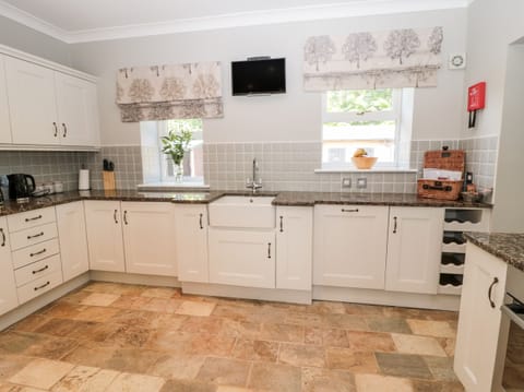 Cottage | Private kitchen | Fridge, dishwasher, electric kettle, toaster