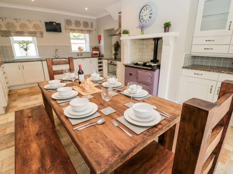 Cottage | Private kitchen | Fridge, dishwasher, electric kettle, toaster
