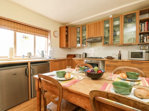 Cottage | Private kitchen | Fridge, electric kettle, toaster, cookware/dishes/utensils