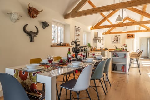 Mount Zion: Open plan dining area with seating for eight people