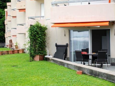 Property, Plant, Furniture, Building, Shade, Chair, Architecture, Flowerpot, Grass, Wall