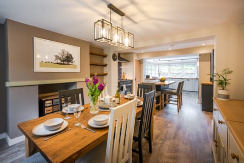 Heathcot, Holt: Open-plan dining area and kitchen