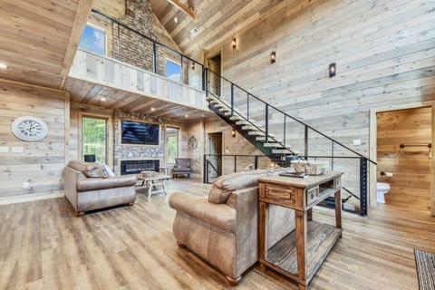 Cabin, 4 Bedrooms | Living room | Smart TV