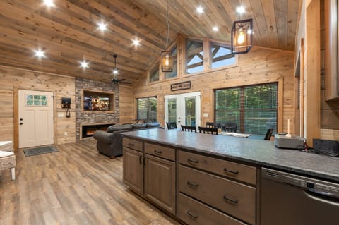 Cabin, 3 Bedrooms | Private kitchen | Coffee/tea maker, fridge, oven, toaster