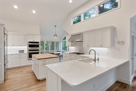 Chef's dream kitchen - newly remodeled!