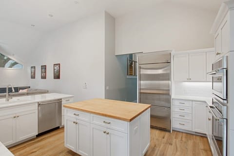 Fully equipped w all of your cooking & entertaining needs in mind!