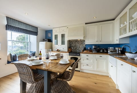 8 Fernhill, Carbis Bay. Dining area with sea views.