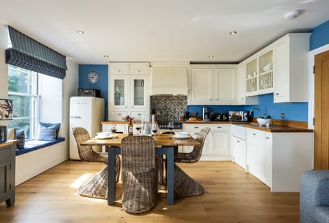 8 Fernhill, Carbis Bay. The superbly equipped kitchen provides everything you'll need during your stay.