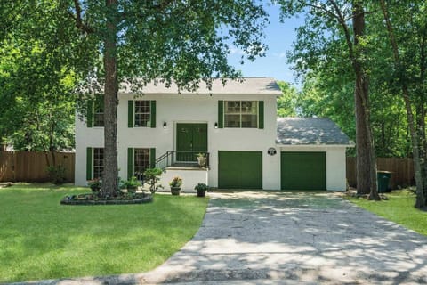 Charming split-level home, close to everything Woodlands cool.