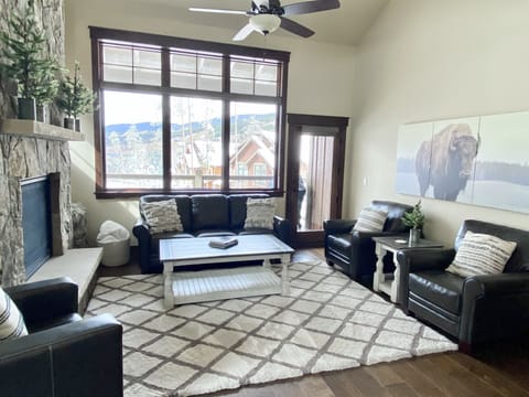 Great room with Mountain View 