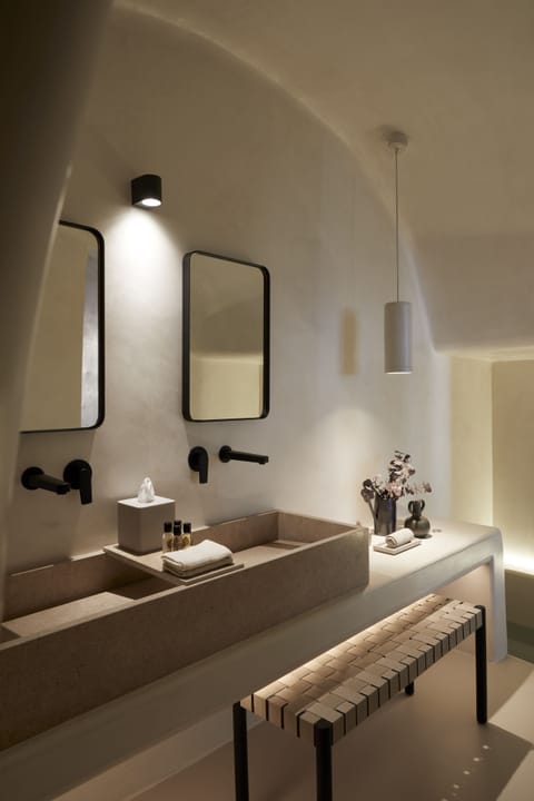 Signature Suite, Private Pool (Caldera view) | Bathroom | Shower, rainfall showerhead, designer toiletries, hair dryer