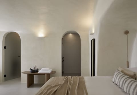 Minibar, in-room safe, desk, laptop workspace