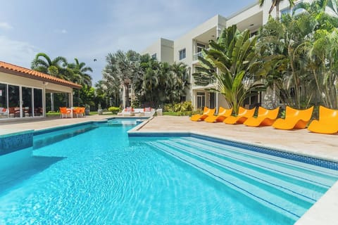 Splendid Pool of the lovely condo in Oranjestad Aruba - Dive into refreshing poolside escape - Lounge in tranquility by the sparkling waters - Immerse yourself in the cool elegance of our pool - Experience ultimate relaxation in our poolside paradise
