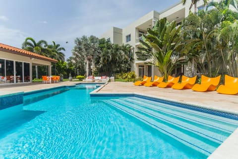 Splendid Pool of the lovely condo in Oranjestad Aruba - Dive into refreshing poolside escape - Lounge in tranquility by the sparkling waters - Immerse yourself in the cool elegance of our pool - Experience ultimate relaxation in our poolside paradise