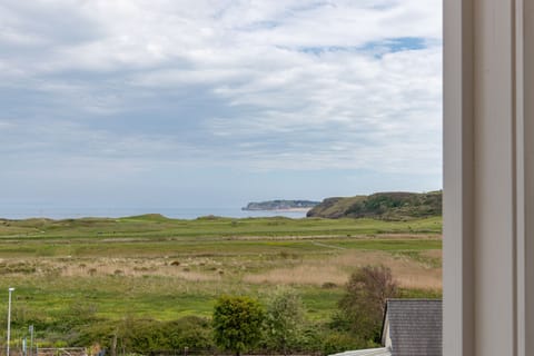 Lovely Apartment, Spectacular Coastal Views, Short Walk to Beach