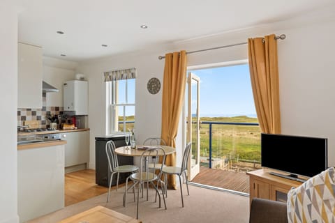 Lovely Apartment, Spectacular Coastal Views, Short Walk to Beach