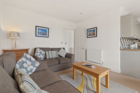 Lovely Apartment, Spectacular Coastal Views, Short Walk to Beach