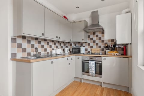 Lovely Apartment, Spectacular Coastal Views, Short Walk to Beach