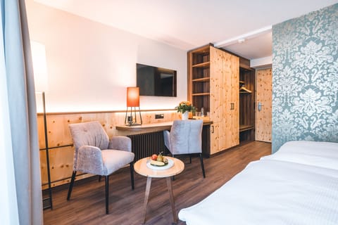 Modernes Doppelzimmer | Living area | TV