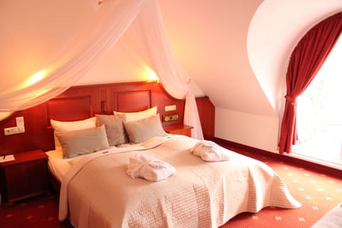 Honeymoon Suite, 1 Bedroom, Balcony | In-room safe, free WiFi