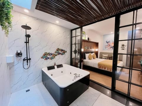 Executive Jacuzzi Room | Bathroom | Separate tub and shower, jetted tub, rainfall showerhead