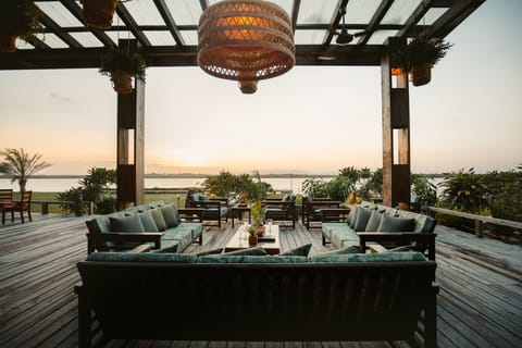 2 restaurants, breakfast, lunch, dinner served; Caribbean cuisine