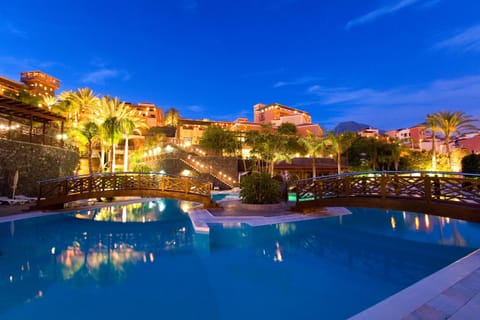 2 outdoor pools, pool umbrellas, sun loungers