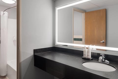 Combined shower/tub, free toiletries, hair dryer, towels