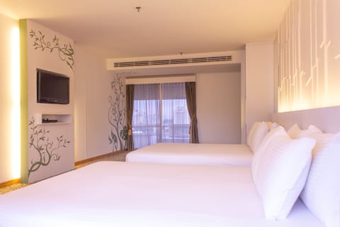 Earth Suite | In-room safe, desk, blackout drapes, iron/ironing board