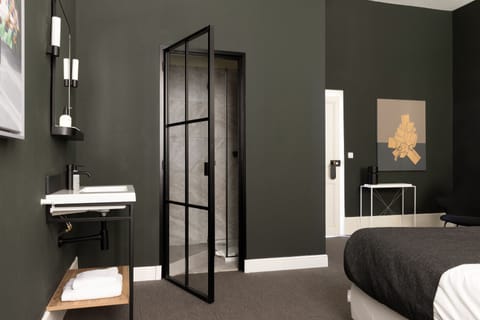 Standard Room, 1 King Bed, Garden View | Bathroom | Designer toiletries, hair dryer, bathrobes, slippers