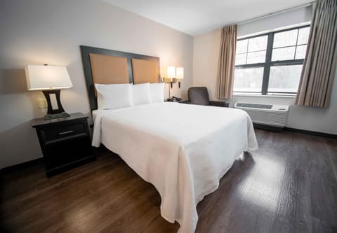 Studio, 1 Queen Bed, Non Smoking | Desk, iron/ironing board, free WiFi, bed sheets