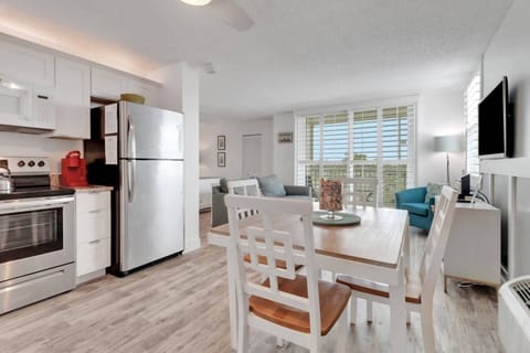 This beautiful, remodeled, cozy and comfortable studio is ready to welcome you to a wonderful vacation at the beach!