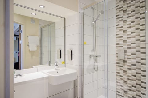 Deluxe Double Room, 1 Double Bed | Bathroom | Free toiletries, towels, shampoo, toilet paper