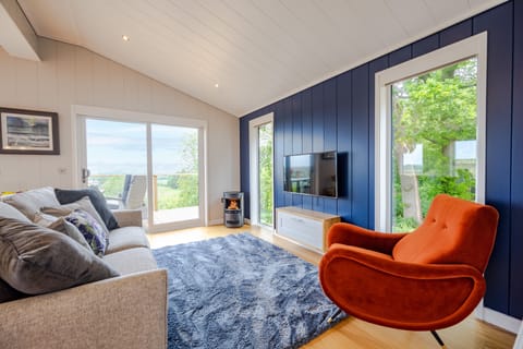 Avocet Lodge, Ingoldisthorpe: From the sitting area looking to the outdoor deck
