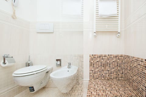 Shower, free toiletries, hair dryer, bidet