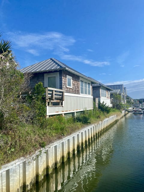 Nearby shops, dining & Harbor Village beach accesses w/ beautiful harbor views